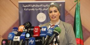 مولوجي: علينا العمل سويا لحماية أطفالنا من مخاطر الإدمان الإلكتروني.