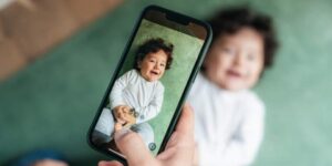 نشر صور الأطفال على مواقع التواصل.. بين تحذير المختصين وإقبال الأولياء