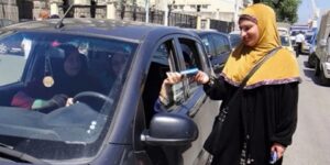 التسول بالبيع.. بين من يراه مقبولا ومن يستنكره