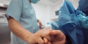 دخول الزوج لقاعة الولادة.. فكرة دخيلة استحسنها البعض