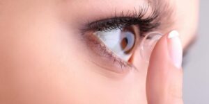 قد تؤثر سلبا على العيون.. حالات يُمنع عنها ارتداء العدسات اللاصقة