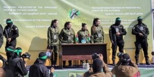 القسام تُسلم 4 أسيرات “إسرائيليات” للصليب الأحمر بغزة