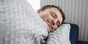 ما هي آداب النوم ؟