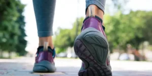 دراسة تُحذر من ارتدائها أثناء الركض.. الأحذية الرياضية ذات النعل السميك تزيد من مخاطر الإصابات