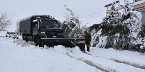عدة طرق مقطوعة بسبب تراكم الثلوج.. الجيش يتدخل لفك العزلة و فتح الطرقات 
