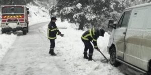 بعد تساقط كثيف للثلوج بالمدية  ..تنصيب جهاز تدخل لمساعدة سائقي السيارات