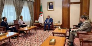 الوزير الأول يناقش مع سفيرة سلوفينيا التعاون الثنائي والقضايا الدولية بمجلس الأمن