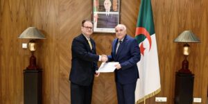 لدى استقبالهم بمقر الوزارة.. عطاف يتسلم أوراق اعتماد ثلاثة سفراء جدد