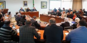 وزارة الصناعة والإنتاج الصيدلاني تنظم لقاء لتطوير صناعات النسيج والجلود وتعزيز الإنتاج المحلي