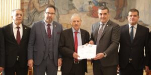 قوجيل يتسلم تقريري فوج العمل المكلف بالنظر في مشروعي قانوني الأحزاب والجمعيات