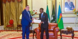 محمد مزيان يسلم رسالة خطية من رئيس الجمهورية لنظيره من غنيا الاستوائية