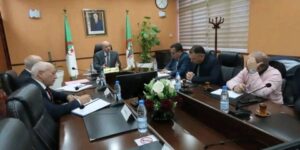 سايحي يلتقي بالنقابة الوطنية للأساتذة والباحثين الجامعيين لبحث سبل تطوير المنظومة الصحية