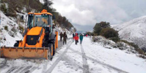 جراء التقلبات الجوية.. الثلوج تغلق طرقا وطنية وتسجيل إصابات بالجملة
