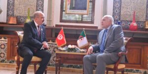 عطاف يجري محادثات مع نظيره التونسي