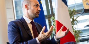 وزير الخارجية الفرنسي يوبخ زميله في الداخلية ويدعوه لعدم إقحام نفسه في الشأن الدبلوماسي