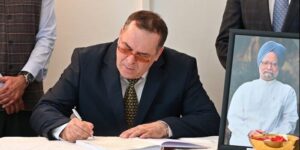 وزير الاتصال يوقّع باسم الحكومة الجزائرية على سجل تعازي وفاة مانموهان سينغ