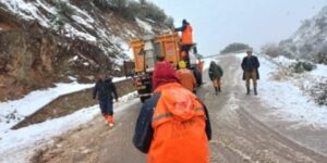 تيسمسيلت.. إزاحة الثلوج من الطرقات لتسهيل حركة المرور 