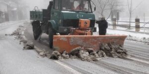 طرق مغلقة بسبب تراكم الثلوج بالبويرة وتيزي وزو