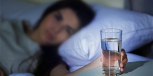 شرب الماء على معدة خاوية.. فوائد جمالية وصحية