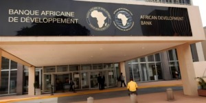 البنك الإفريقي للتنمية يطلق خطة لمكافحة غسيل الأموال والتدفقات المالية غير المشروعة