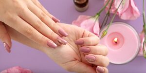 للعناية بها منزليا.. طرق بسيطة لحماية الأظافر من التشقق