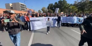 مئات المغاربة في مسيرة وطنية حاشدة بمراكش مستنكرين نهب و هدر المال العام