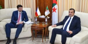 عرقاب يبحث مع وفد تشيكي فرص التعاون في الطاقات المتجددة والمعادن الاستراتيجية