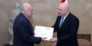 عطاف يسلم رسالة رئيس الجمهورية إلى الرئيس اللبناني