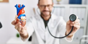 منها أمراض اللثة والشرايين الطرفية.. مخاطر على القلب لا ننتبه لها