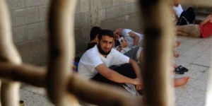 التنكيل بالأسرى وإجبارهم على الجثي بركبهم وطلاء الجدران تحت تهديد السلاح