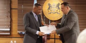 مزيان ينقل رسالة خطية من الرئيس تبون إلى نظيره البوتسواني في إطار تعميق التعاون الثنائي بين البلدين