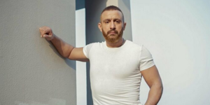 أحمد السقا يعتذر ويدعو إلى الابتعاد عن الفتن والتعصب