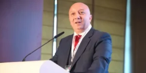 الجزائر تعزز حضورها الإقليمي بانتخاب زهير حامدي مديرًا لمركز الطاقة المتجددة