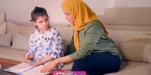 مشاركة الأبوين في المراجعة.. تخفيف للضغط على الأم ودعم للأبناء