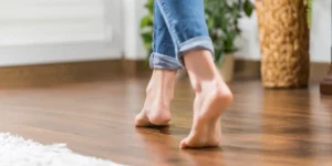 فوائد غير متوقعة للمشي بقدمين حافيتين في المنزل