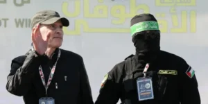 رسالة مكتوبة من أسير “إسرائيلي” لـلقسام قبيل الإفراج عنه