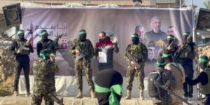القسام تسلم 3 أسرى “إسرائيليين” للصليب في غزة وخان يونس