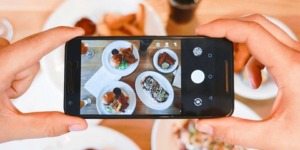 نشر صور موائد الإفطار على مواقع التواصل يثير استياء الكثيرين