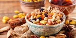 مذاق لذيذ وقيمة غذائية عالية.. الفواكه المجففة والمكسرات