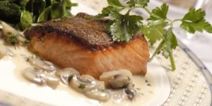 سلمون مشوي بصلصة الفطر