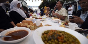 أطباق حاضرة وأجواء روحانية تميز اليوميات الرمضانية