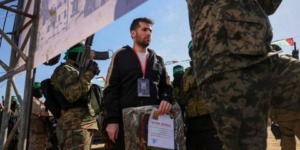 إعلام العدو: السبيل لإعادة الأسرى هو التقدم نحو المرحلة الثانية وليس التجويع