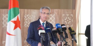 بللو في ندوة فكرية حول تجليات عيد النصر: الجزائر تعيش تحولات مفصلية تحتم علينا الاسترشاد برصيدنا التاريخي الفياض