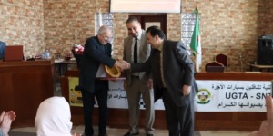 الاتحاد العام للعمال الجزائريين يطلق منصة إلكترونية لسائقي سيارات الأجرة