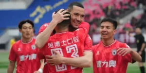 درفلو: “أنا فخور بكوني أول جزائري يلعب في البطولة الصينية”