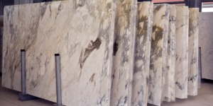 الجزائر تعزز صناعة الرخام عبر استراتيجية شاملة لتشجيع الاستثمار ورفع الإنتاج المحلي