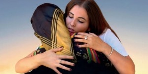 مسرحية “الخيط الأحمر”.. وقفة مع معاناة وصمود المرأة الجزائرية في وجه الاستعمار