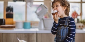 نصائح وتدابير للحد من عشق طفلك للحلويات