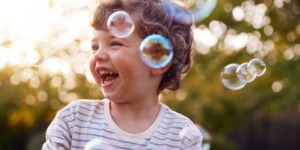 أبرز العلامات التي تدل على أن طفلك سعيد