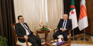 حشيشي يناقش المخطط التطويري للشركة العمانية-الجزائرية للأسمدة